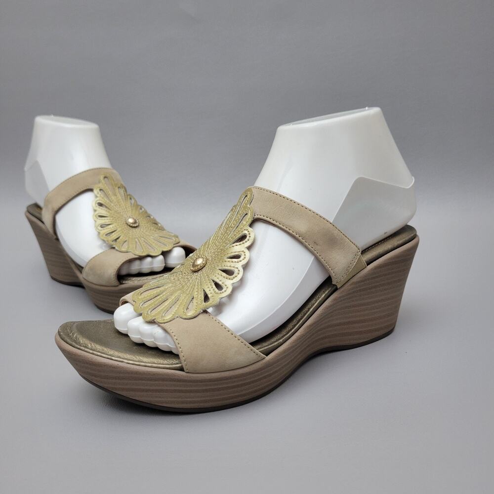 Naot Womens Medallion T Strap Leather Slip On Wedge Sandals Gold Size 38/7.5 - Picture 2 of 8